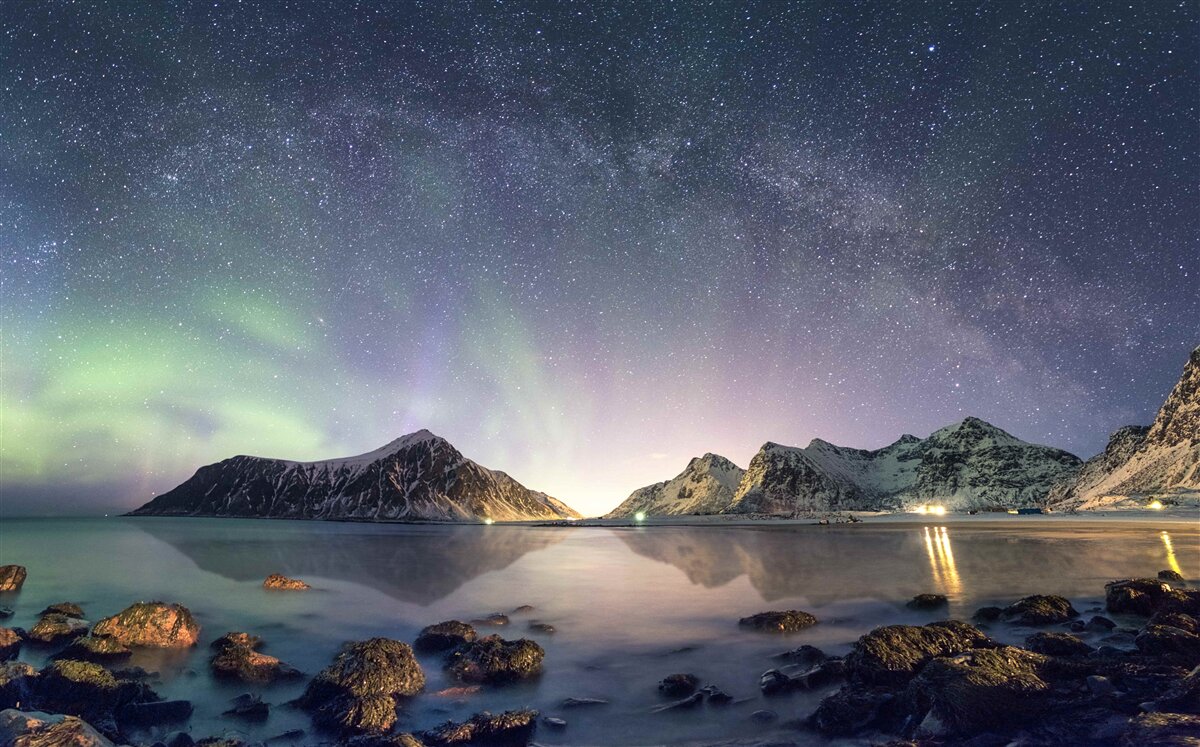 Fototapeta nocne niebo ozdobione gwiazdami i oświetlone zorzą polarną