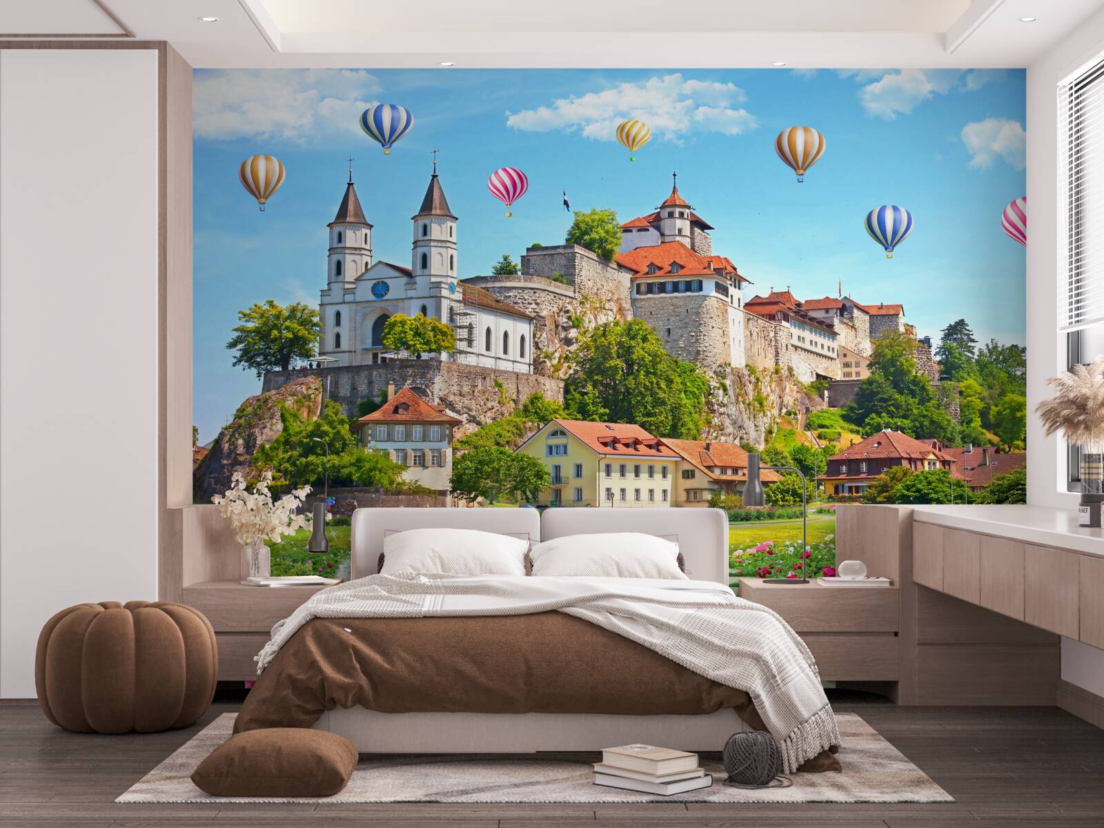 Fototapeta wielokolorowe balony latają wysoko nad dachami miast