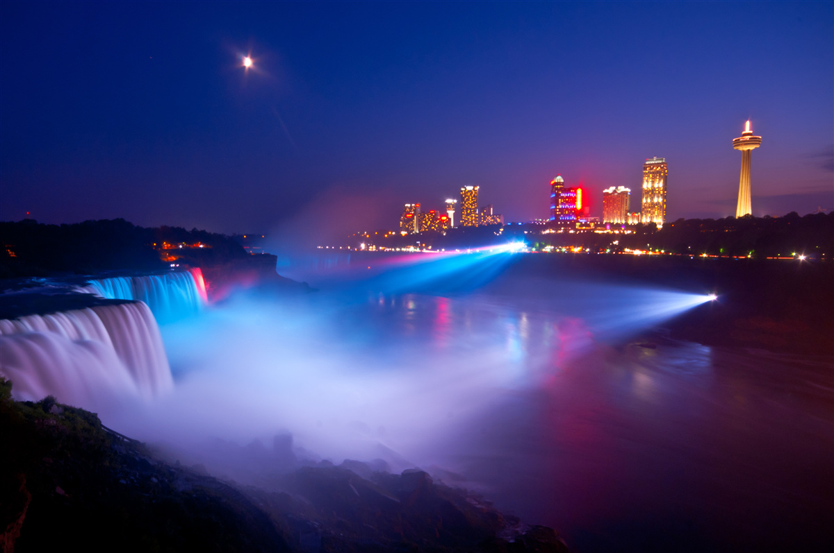 Fototapeta wodospad niagara oświetlony w nocy