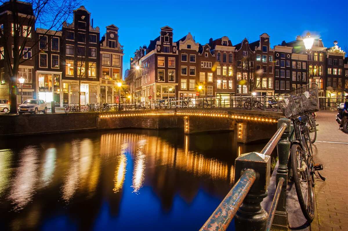 Fototapeta odbicie amsterdamu nocą w wodzie