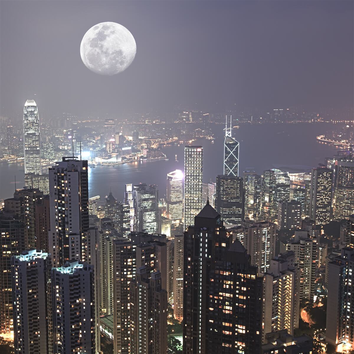 Fototapeta księżyc o północy wisi nad hongkongiem