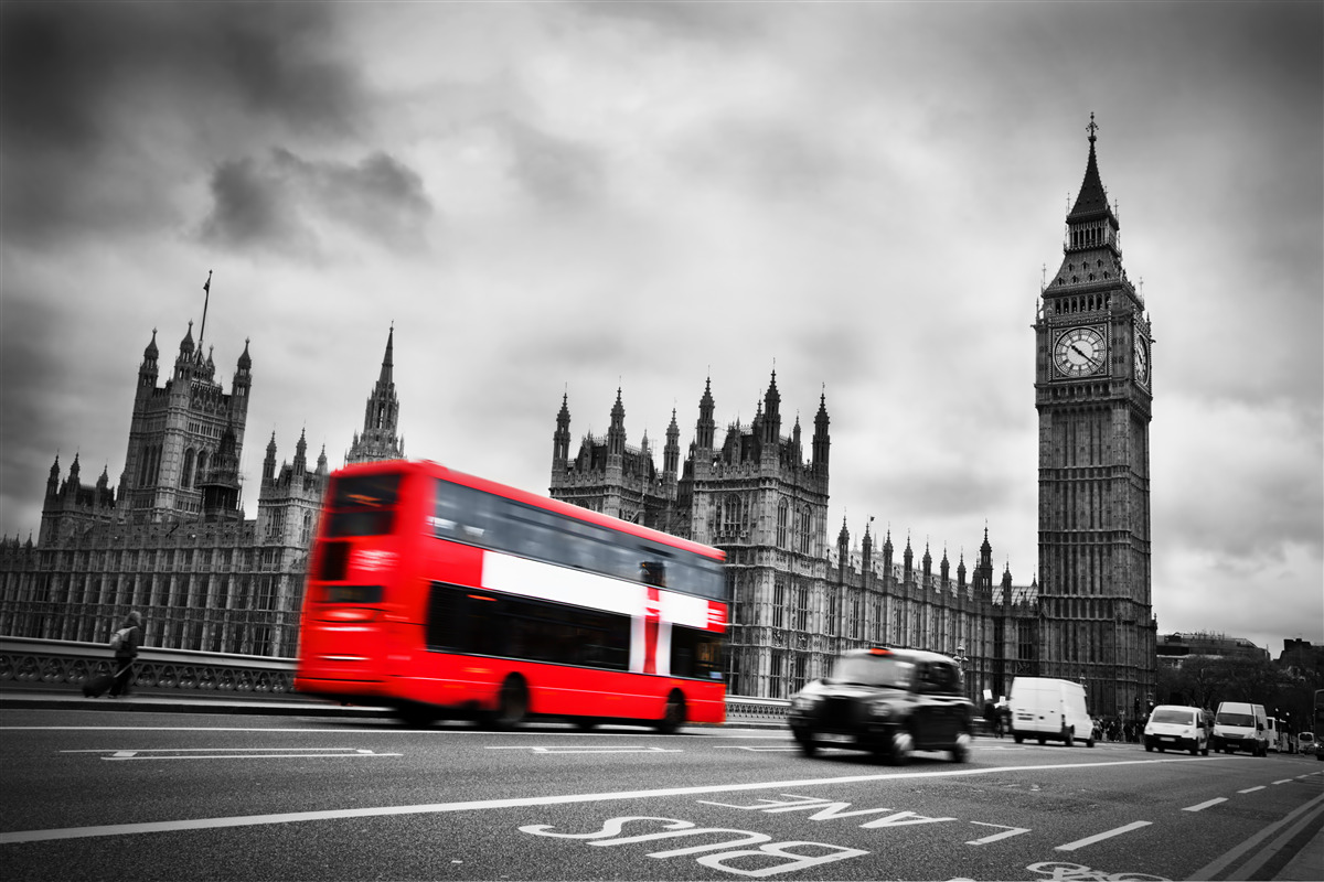 Fototapeta londyński autobus na drodze