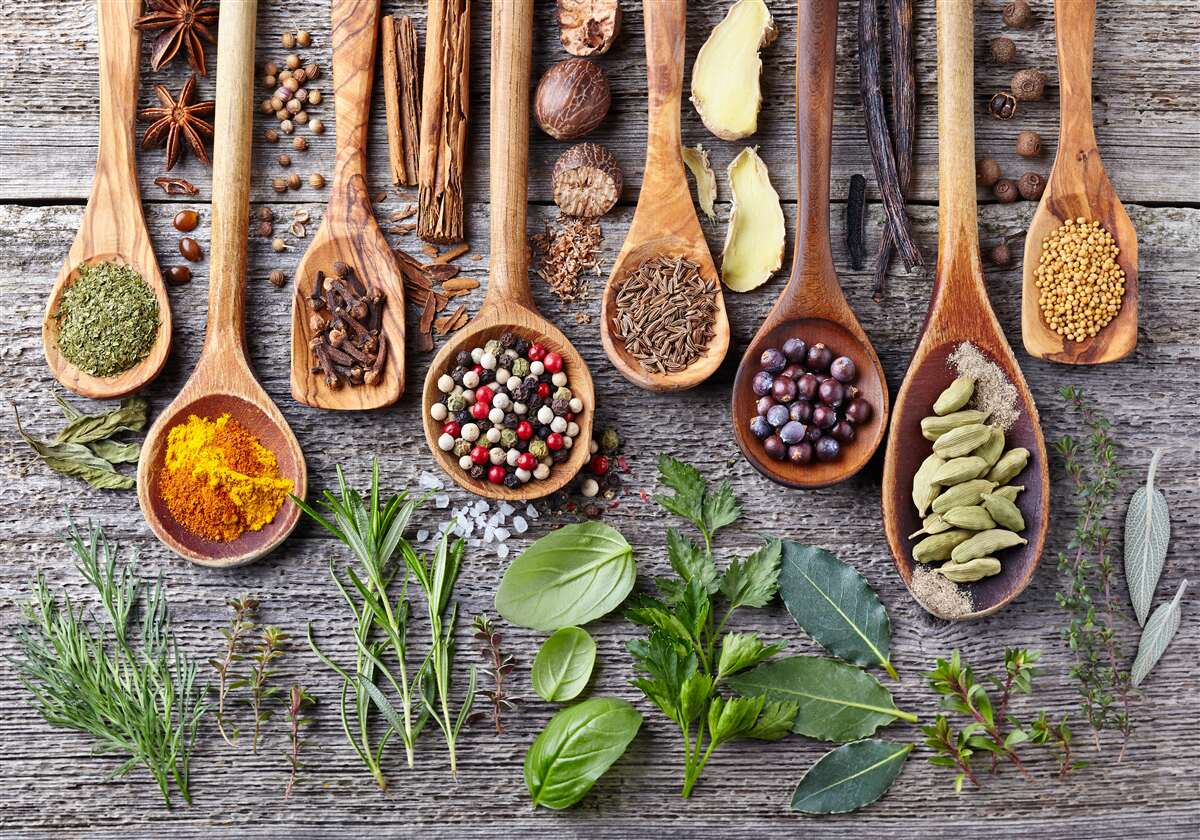 Fototapeta wielobarwne przyprawy emanujące aromatem