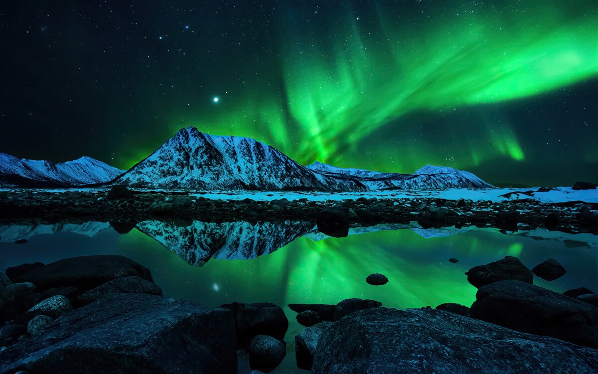 Fototapeta niesamowite zorze polarne nad morzem