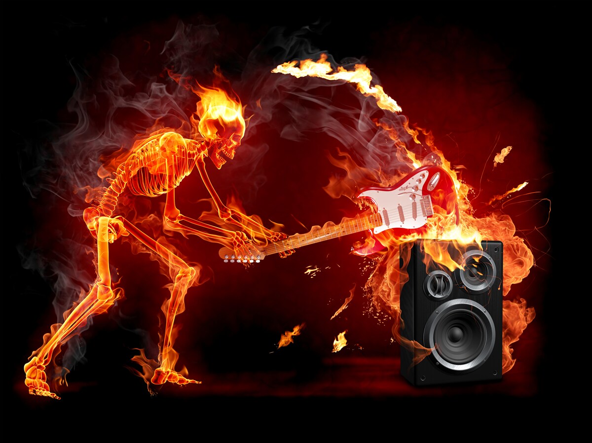 Fototapeta wykonawca niszczy gitarę, uderzając nią o głośnik