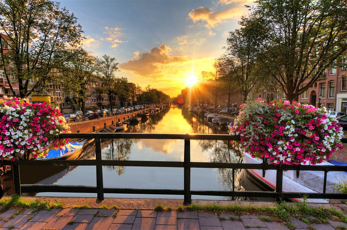 Fototapeta oglądanie zachodu słońca z mostu w amsterdamie