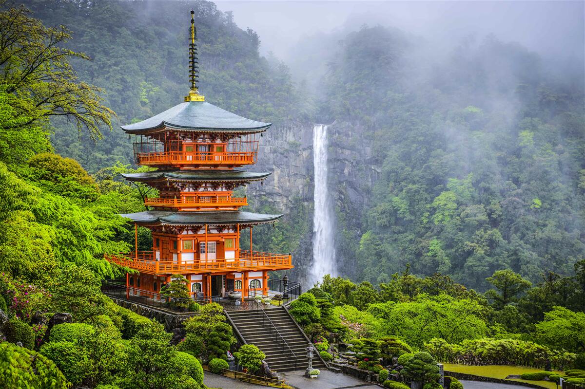 Fototapeta japońska pagoda w pobliżu wodospadu
