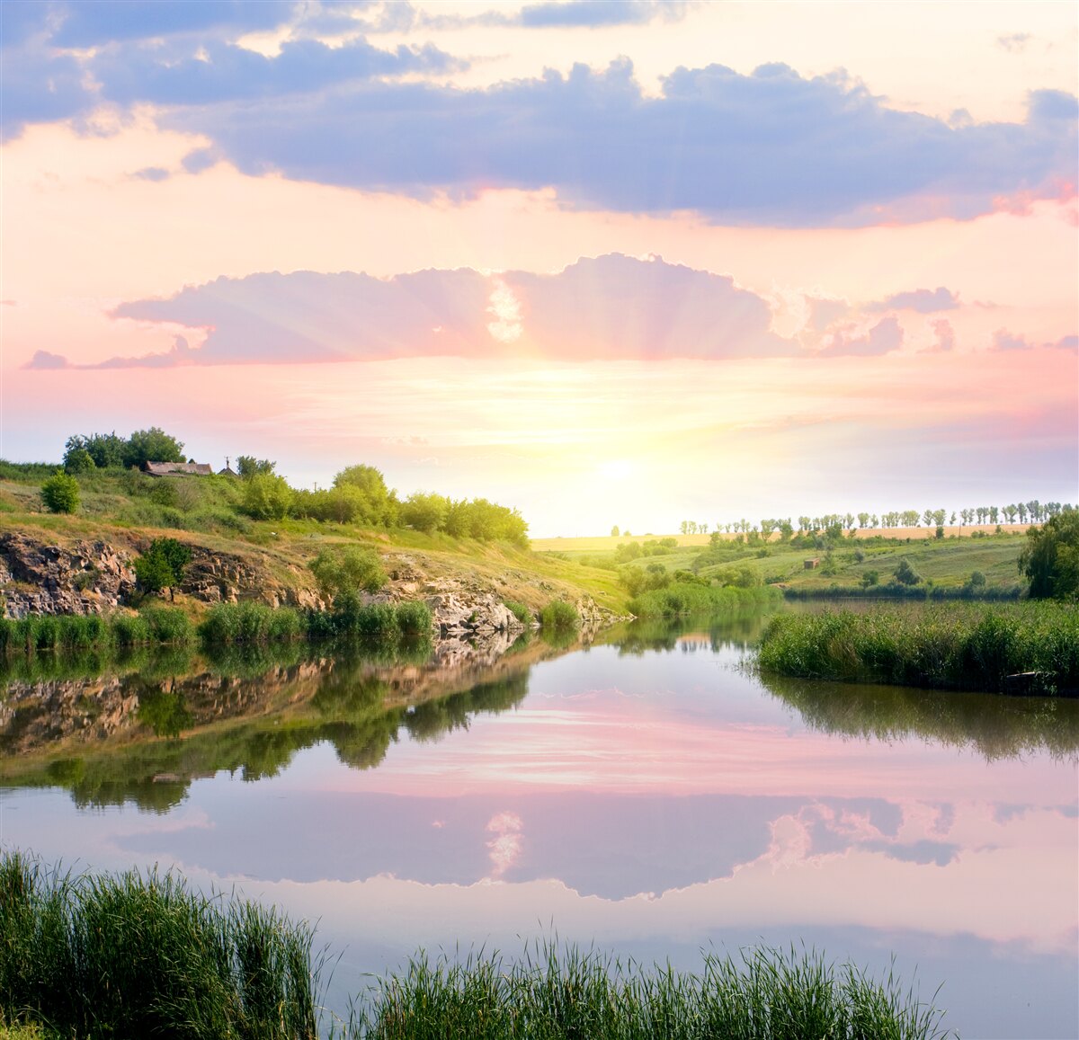 Fototapeta wygodny taras nad spokojną wodą jeziora