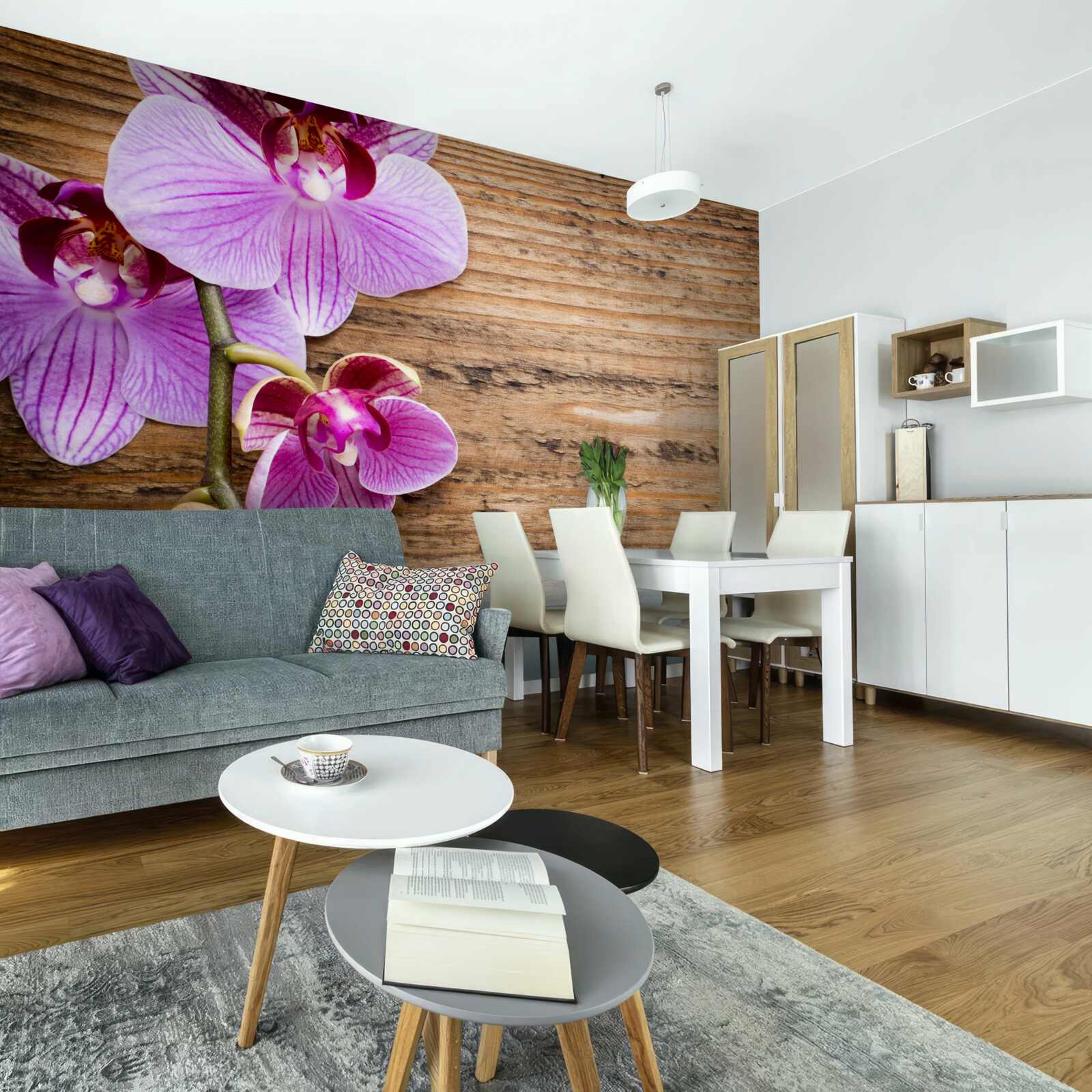 Fototapeta liliowa orchidea na pniu drzewa