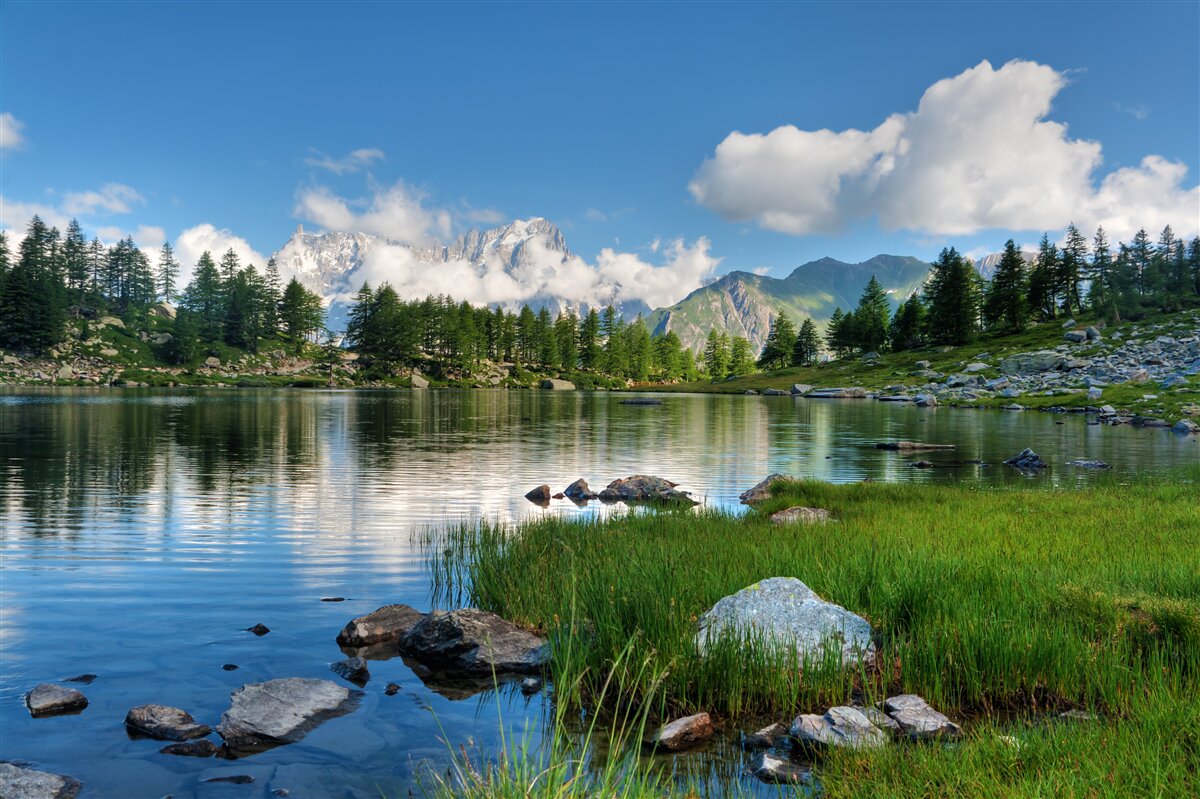 Fototapeta panorama górska z widokiem na rzekę