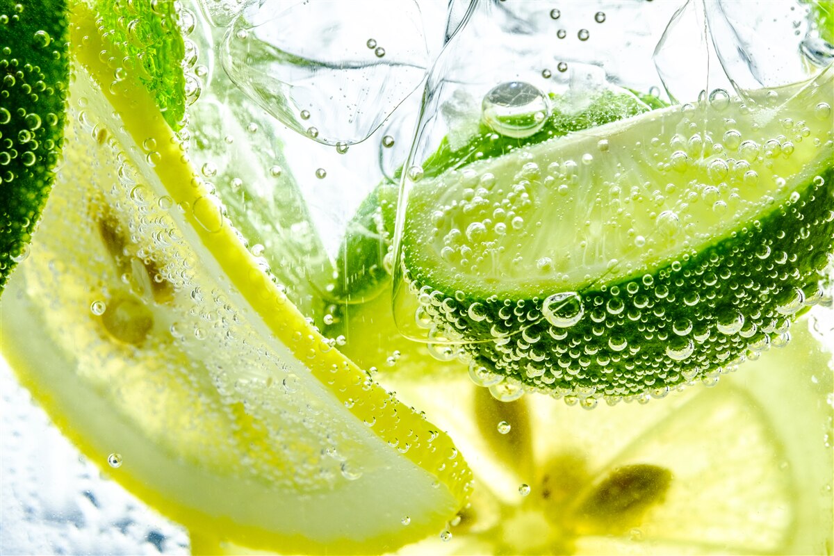Fototapeta plasterki cytryny i limonki w szklance wody