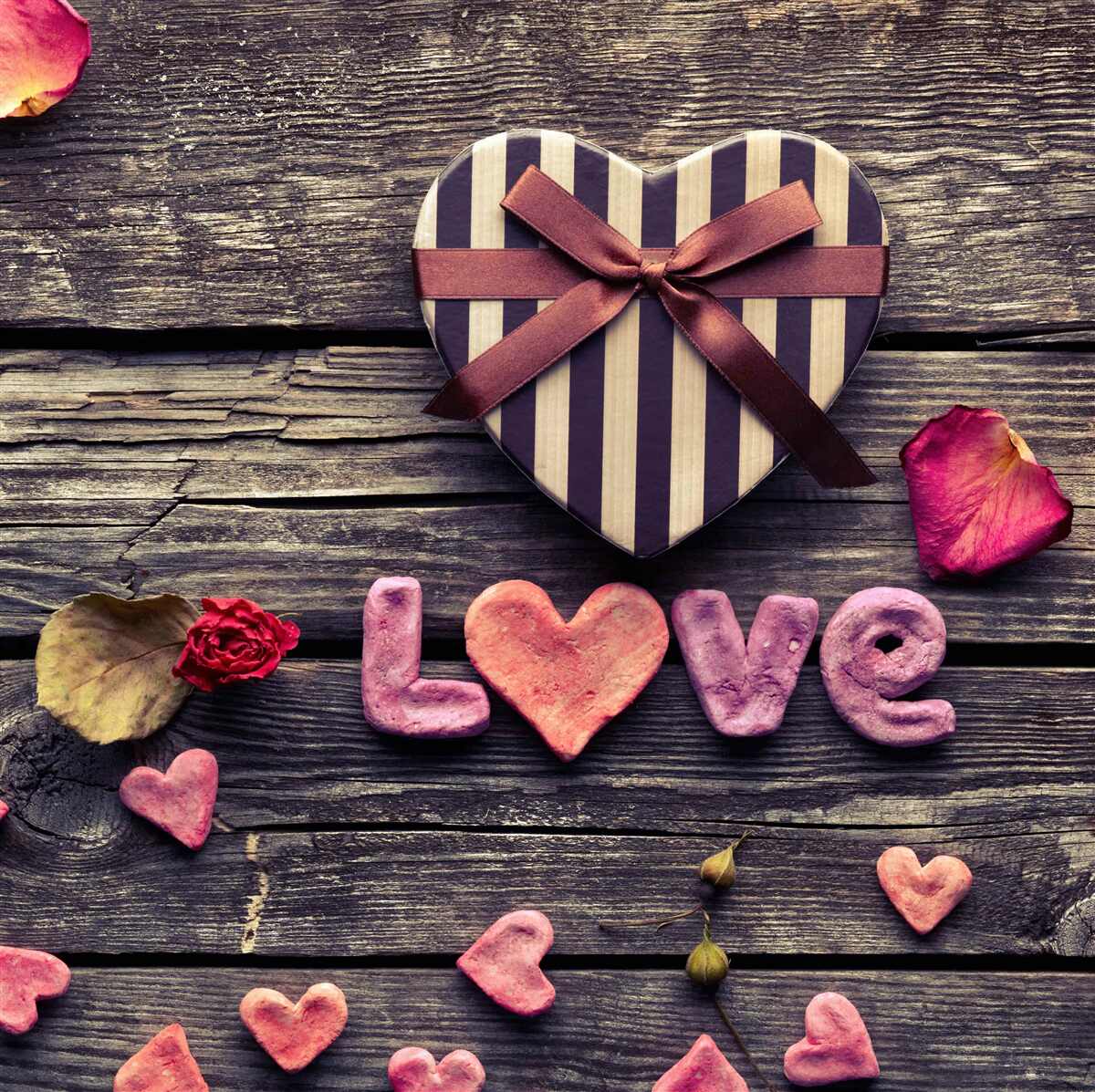 Fototapeta pudełko w kształcie serca z napisem „love”