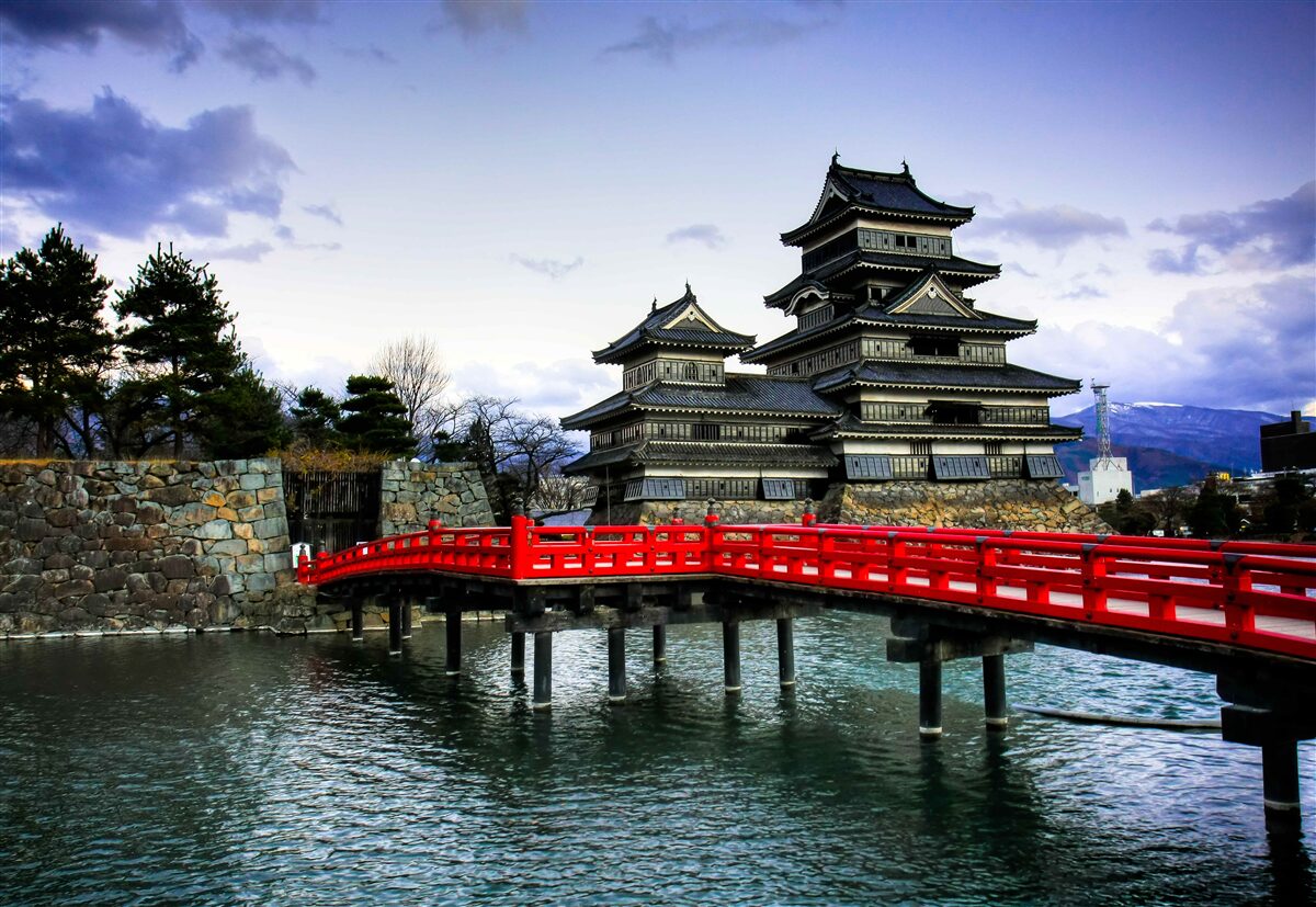 Fototapeta w japonii czerwony most rozciąga się nad rzeką
