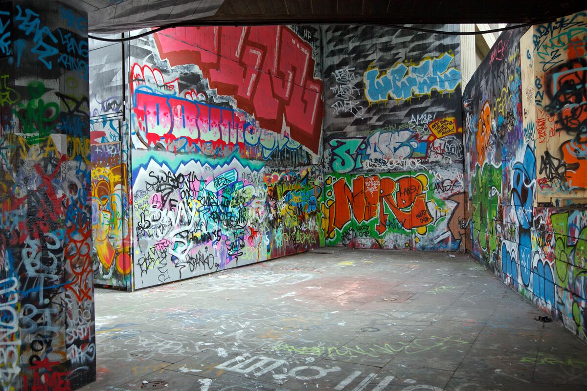 Fototapeta graffiti zdobi ściany podziemnego przejścia