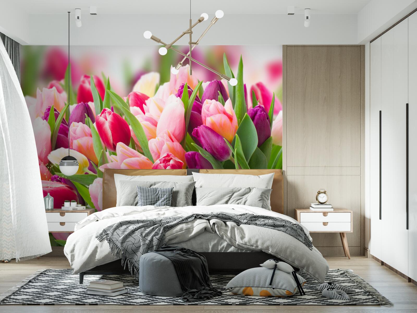 Fototapeta jasne wiosenne tulipany z zielonymi liśćmi