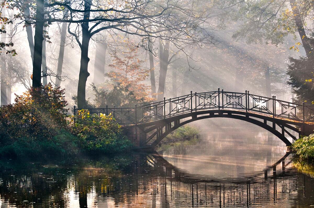 Fototapeta zrujnowany metalowy most nad spokojną rzeką