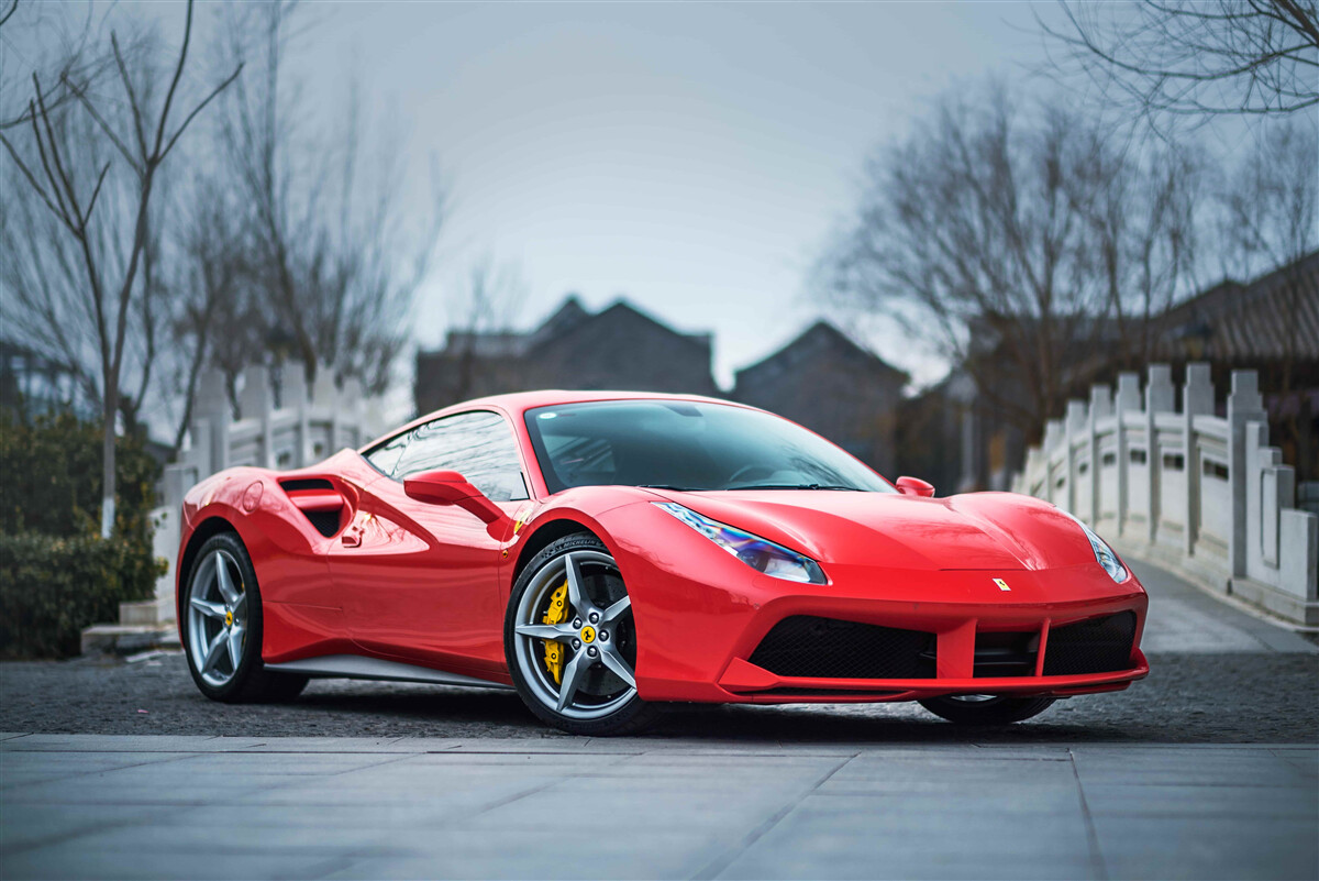 Fototapeta wspaniałe szkarłatne czerwone ferrari w deszczową pogodę