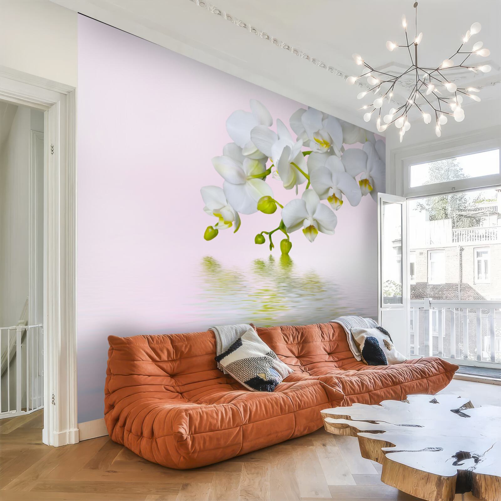 Fototapeta biała orchidea z kwitnącymi kwiatami i pąkami w pobliżu wody