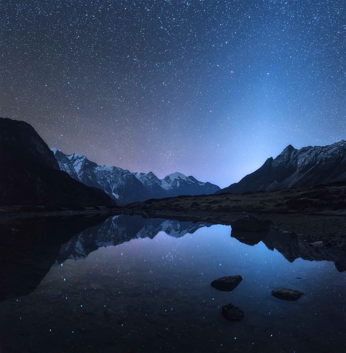 Fototapeta świecące nocne niebo pełne gwiazd w górach w pobliżu stawu