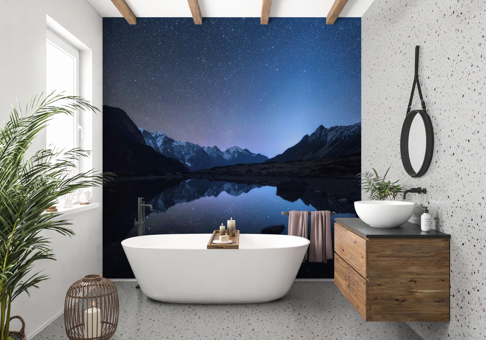 Fototapeta świecące nocne niebo pełne gwiazd w górach w pobliżu stawu