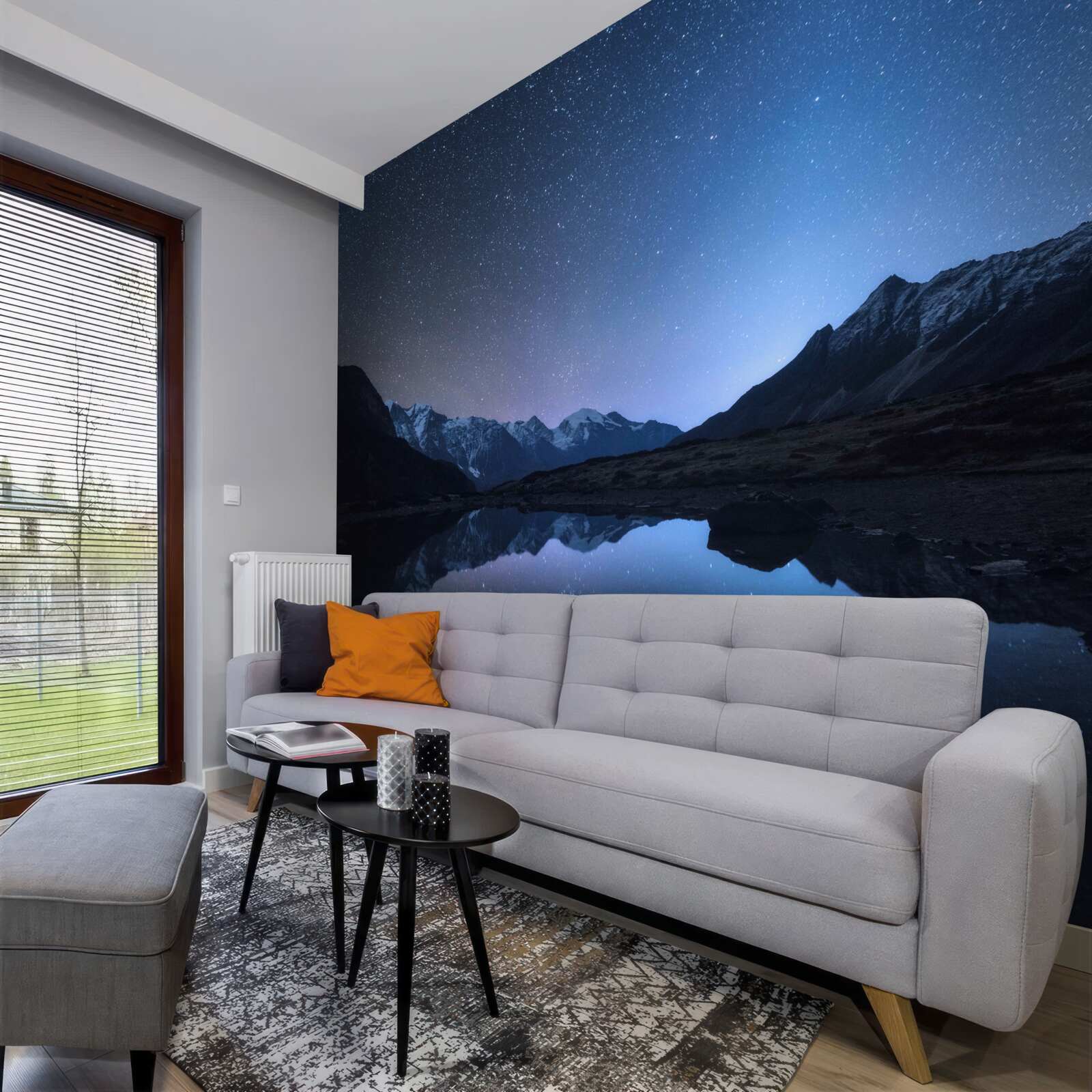 Fototapeta świecące nocne niebo pełne gwiazd w górach w pobliżu stawu