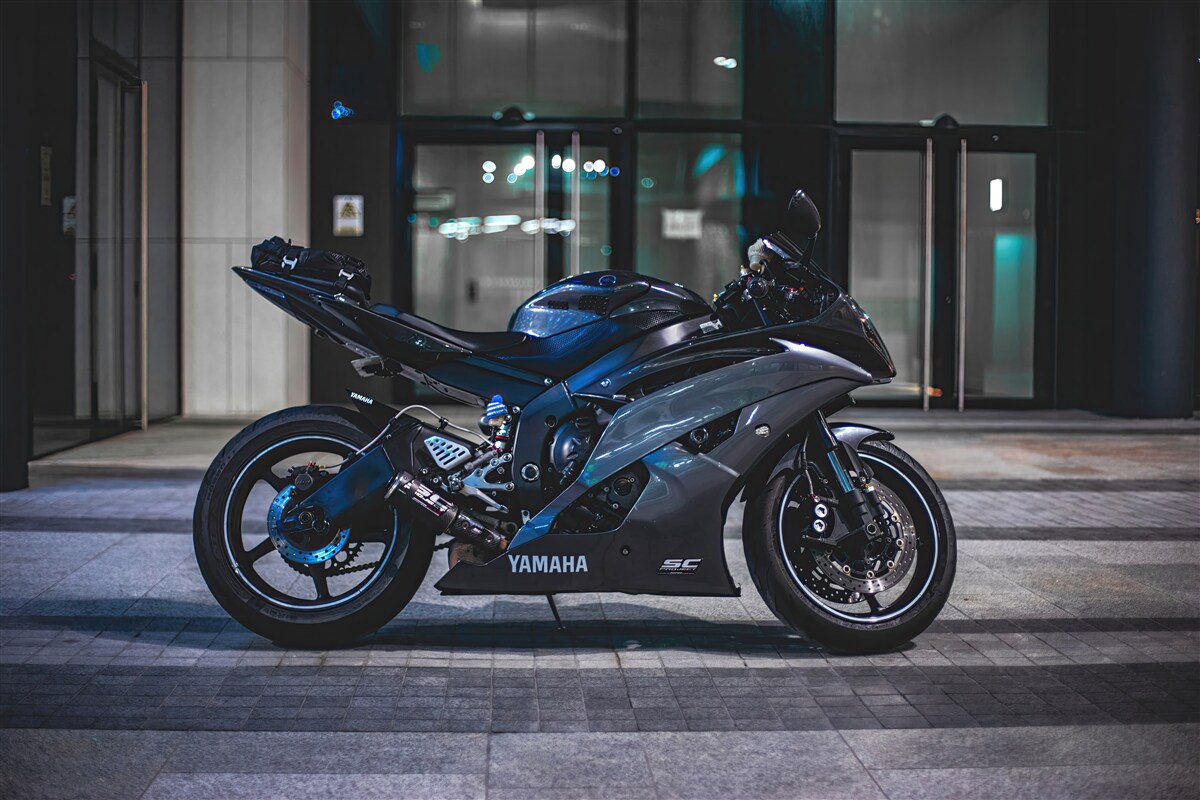 Fototapeta ciemnoniebieski motocykl pozostawiony na parkingu