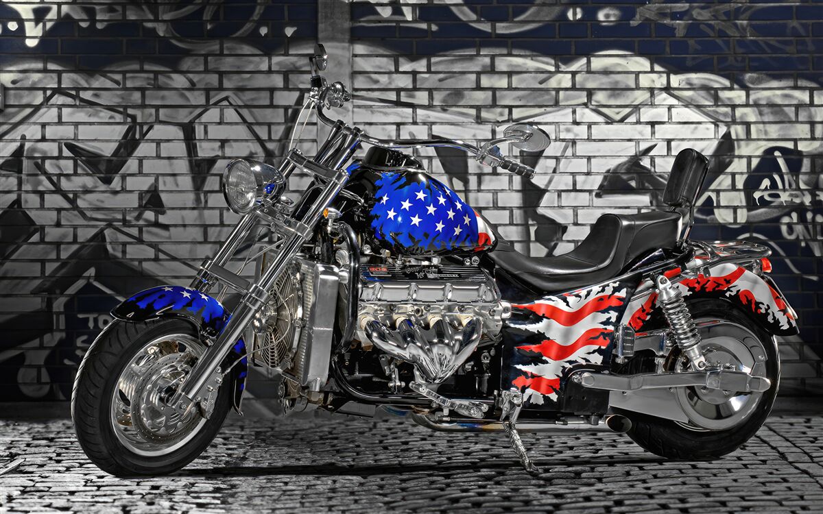 Fototapeta motocykl obok pomalowanej ściany