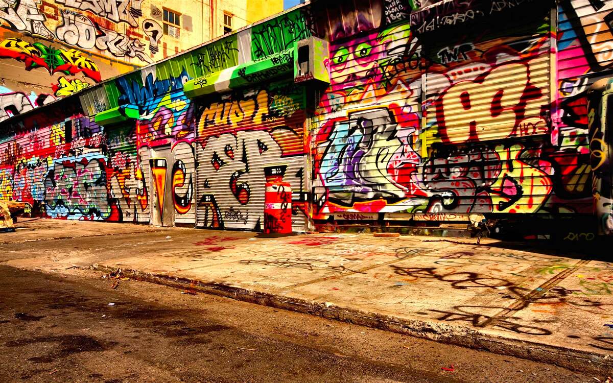 Fototapeta budynki przy ulicy ozdobione są graffiti