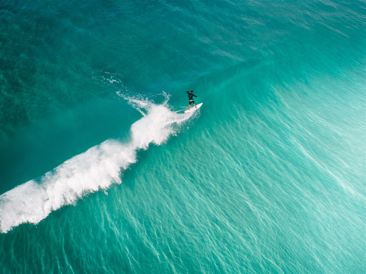 Fototapeta samotny surfer w bezkresie oceanu
